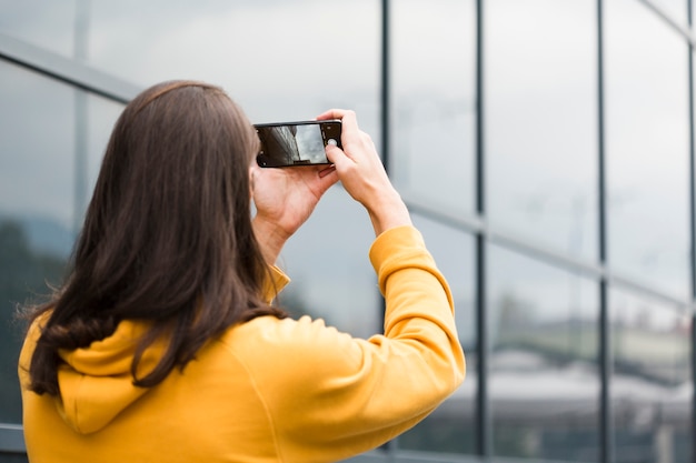 写真を撮る若い旅行者をクローズアップ