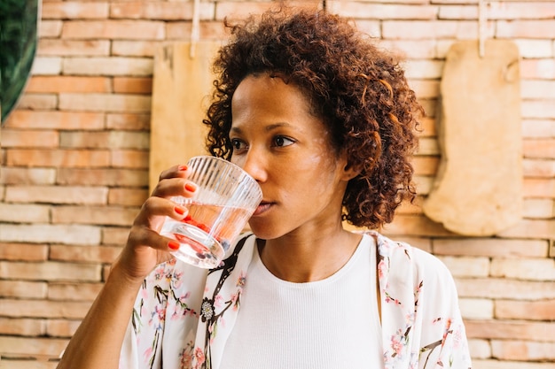 Foto gratuita primo piano di una giovane donna che beve il succo