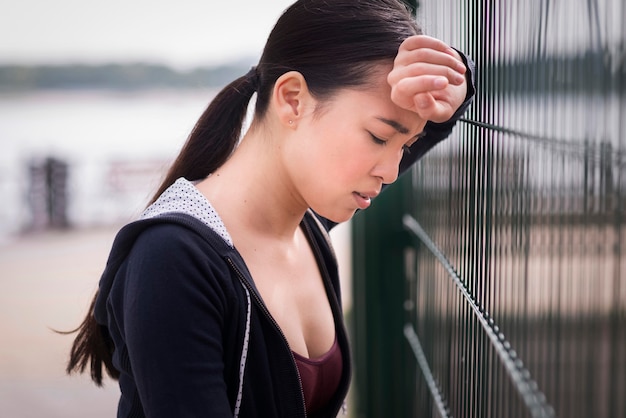 トレーニング後に疲れてクローズアップの若い女性