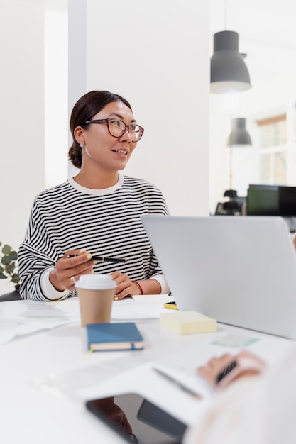 会議をしている若い女性にクローズアップ