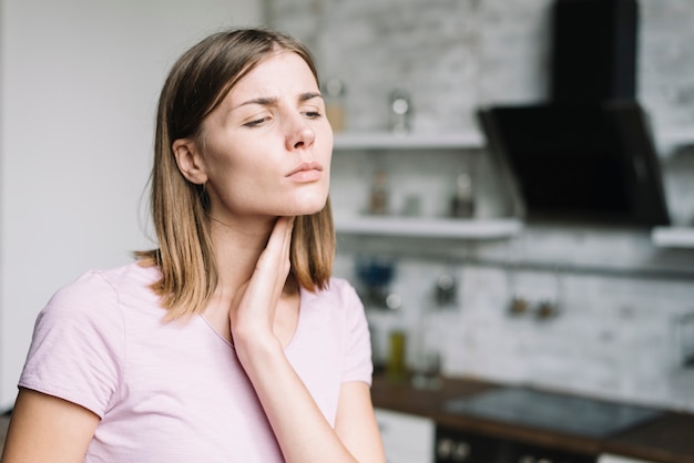 Foto gratuita primo piano di una giovane donna con dolore al collo