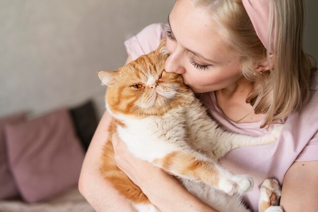 無料写真 猫にキスする若い女性をクローズアップ