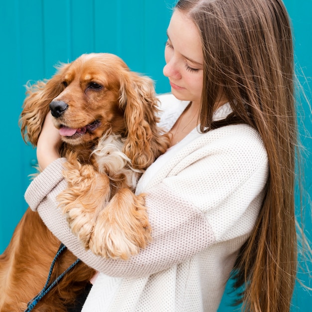 彼女の犬と恋にクローズアップの若い女性