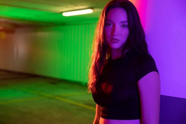 Free photo close up on young woman posing in dramatic light