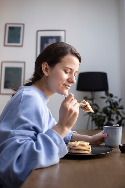 Free photo close up on young woman preparing food for eating