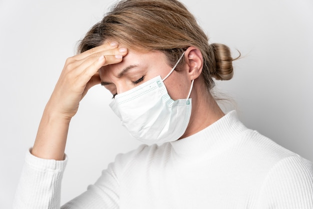 Free photo close-up young woman with illness symptom