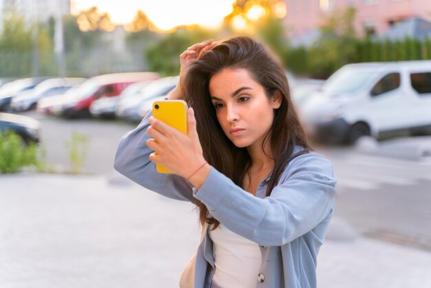 若い女性にクローズアップ