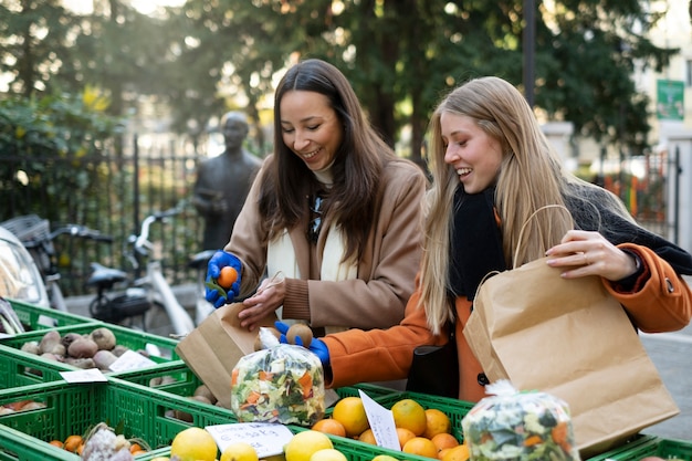 Крупный план молодых женщин, покупающих продукты