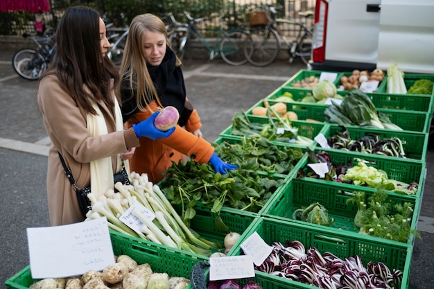 Крупный план молодых женщин, покупающих продукты