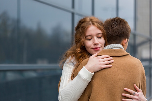 Free photo close-up young women hugging each other