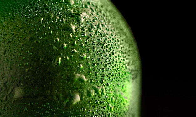 Близкий вид на зеленую бутылку с конденсатом