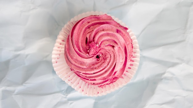 Бесплатное фото Близкий вид на фон розового торта с текстурой скомканной бумаги