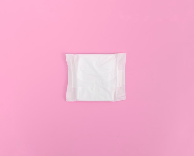 Закрытое гигиеническое полотенце на розовом фоне