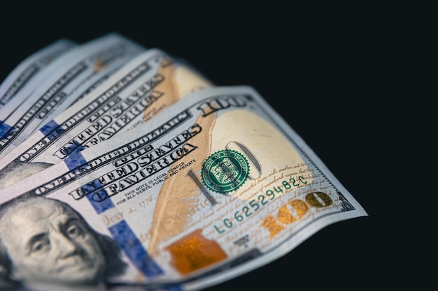 Banconote in dollari americani da vicino su uno sfondo nero