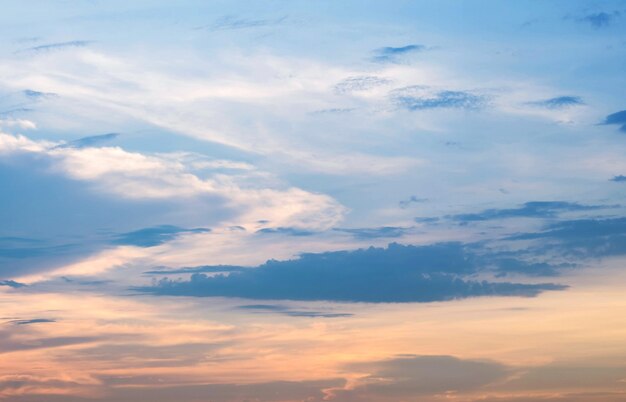 夕方のテクスチャ背景の雲と美しい空のクローズアップアートトーン プレミアム写真