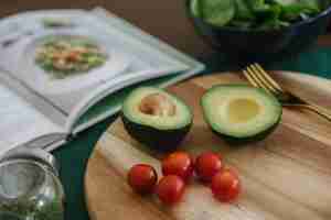 Free photo closeup of avocado and salad