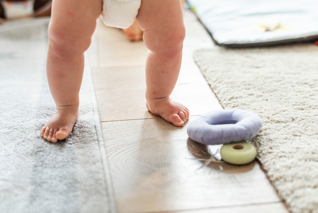 Foto gratuita primo piano delle gambe del bambino mentre levandosi in piedi
