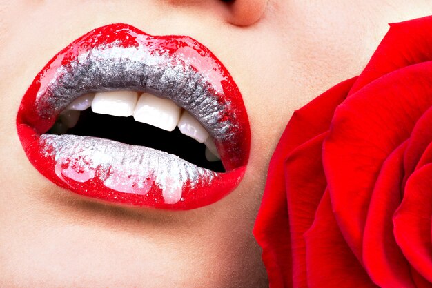 빛나는 붉은 광택 립스틱과 장미와 근접 촬영 아름다운 여성 입술