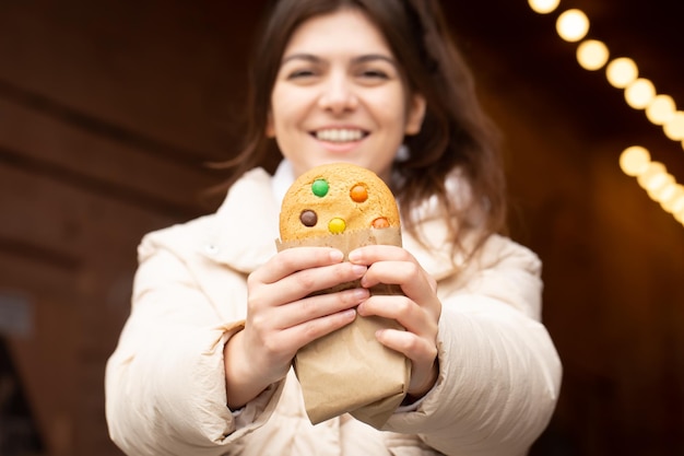 Free photo closeup a beautiful gingerbread in the hands of a woman