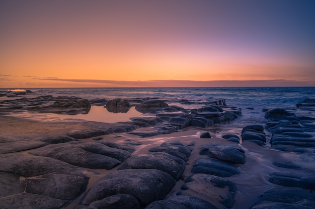 オーストラリア、クイーンズランド州の海岸に沈む美しい夕日のクローズアップ