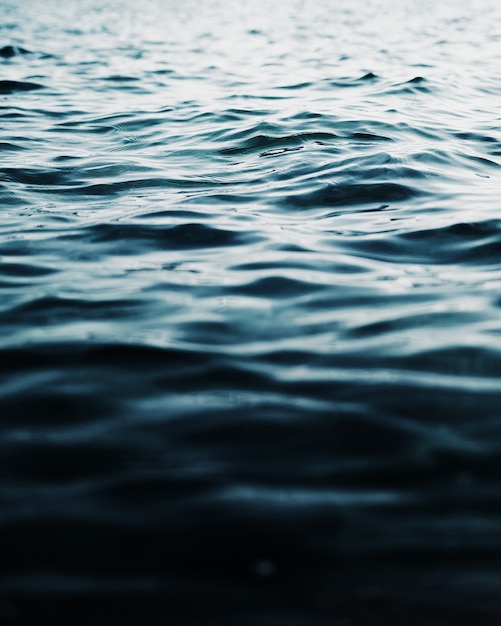 Близкий взгляд на красивую текстуру колебания воды в море