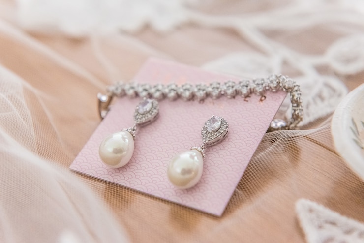 Free Photo closeup of a beautiful wedding jewelry set