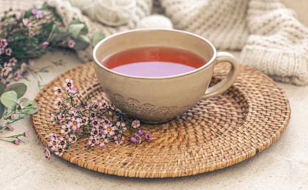 Free photo closeup big cup of tea and flowers cozy composition