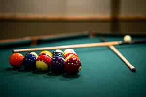 Free photo closeup of billiard balls and sticks on the table