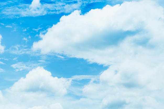 Крупным планом голубое небо с белыми пушистыми облаками