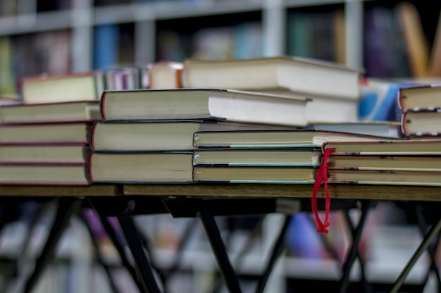 Foto gratuita primo piano dei libri ben organizzati sugli scaffali della libreria