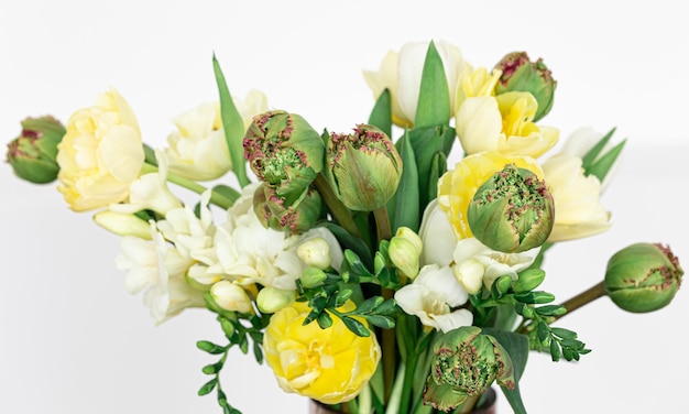 Free photo closeup a bouquet of white and yellow flowers