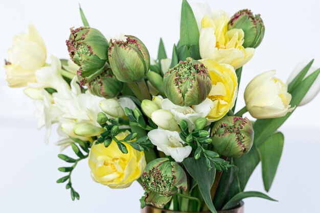 Closeup a bouquet of white and yellow flowers