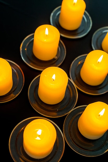 Free photo closeup to burning candles in darkness