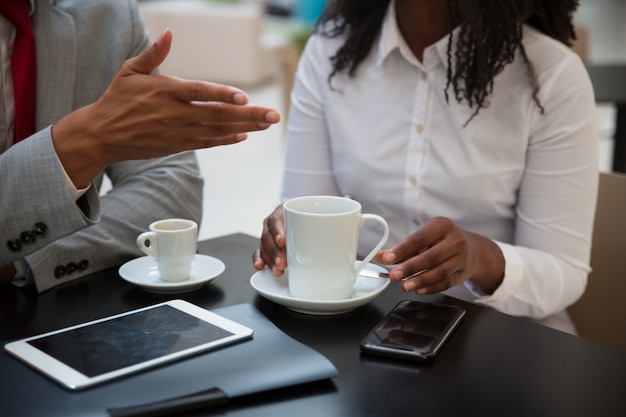 Free photo closeup of business colleagues discussing work issues