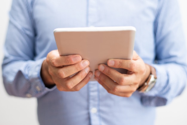 Free photo closeup of business man holding tablet computer