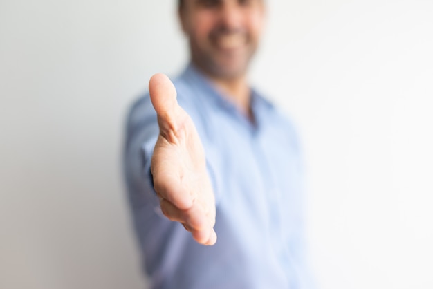 Foto gratuita primo piano della mano d'offerta dell'uomo di affari per la stretta di mano