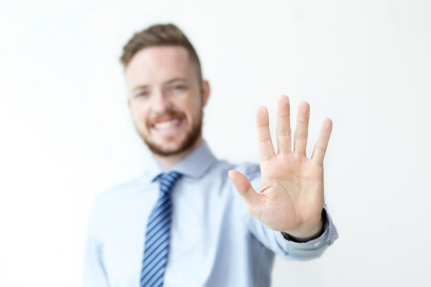 Макрофотография деловой человек показывает стоп жест