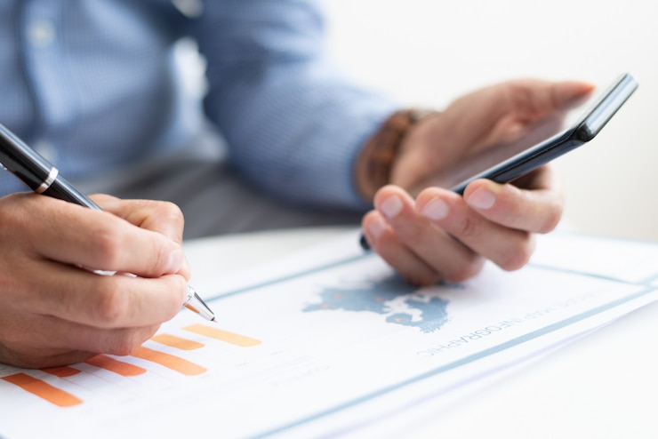 Free Photo closeup of business man working with diagram