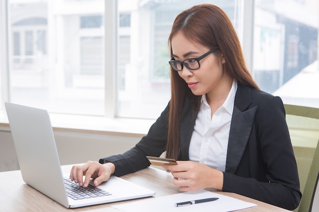 Free photo closeup of business woman doing online banking