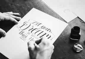 Foto gratuita primo piano di un calligrafo che lavora ad un progetto