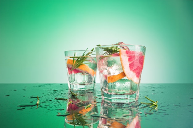 Free photo closeup of a cape cod cocktail or vodka cranberry on a blue