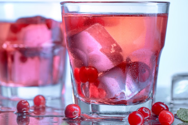 Primo piano di un cocktail di cape cod o mirtillo rosso della vodka