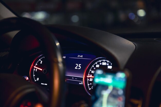 Скоростные индикаторы автомобиля вблизи в машине ночью