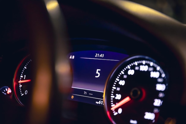 Указатели скорости автомобиля вблизи в машине ночью
