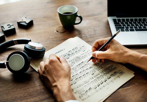 Primo piano sull'uomo casuale che compone musica