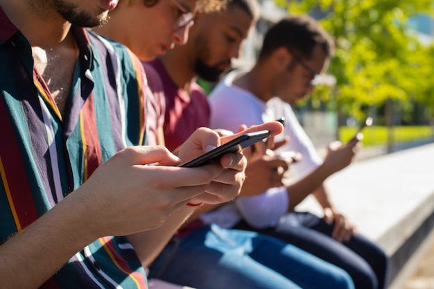 Foto gratuita primo piano del cellulare in mani maschili