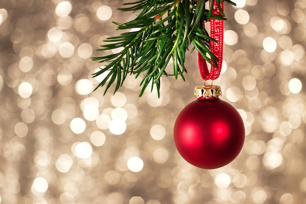 背景、クリスマスの概念に明るいカラフルなbokehとクリスマスの装飾の拡大