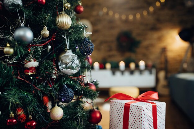 집에서 크리스마스 트리 및 포장된 선물의 근접 촬영