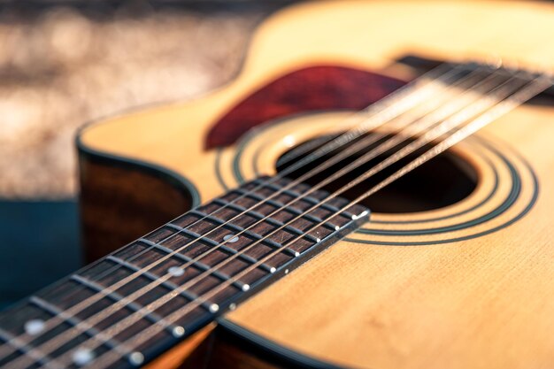 Foto gratuita messa a fuoco morbida della chitarra acustica classica del primo piano alla luce del giorno