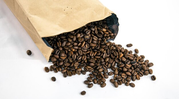 パッケージから散らばっているクローズアップコーヒー豆